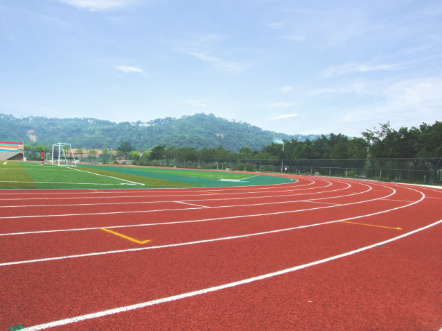  鋪一個(gè)塑膠跑道要多少錢？