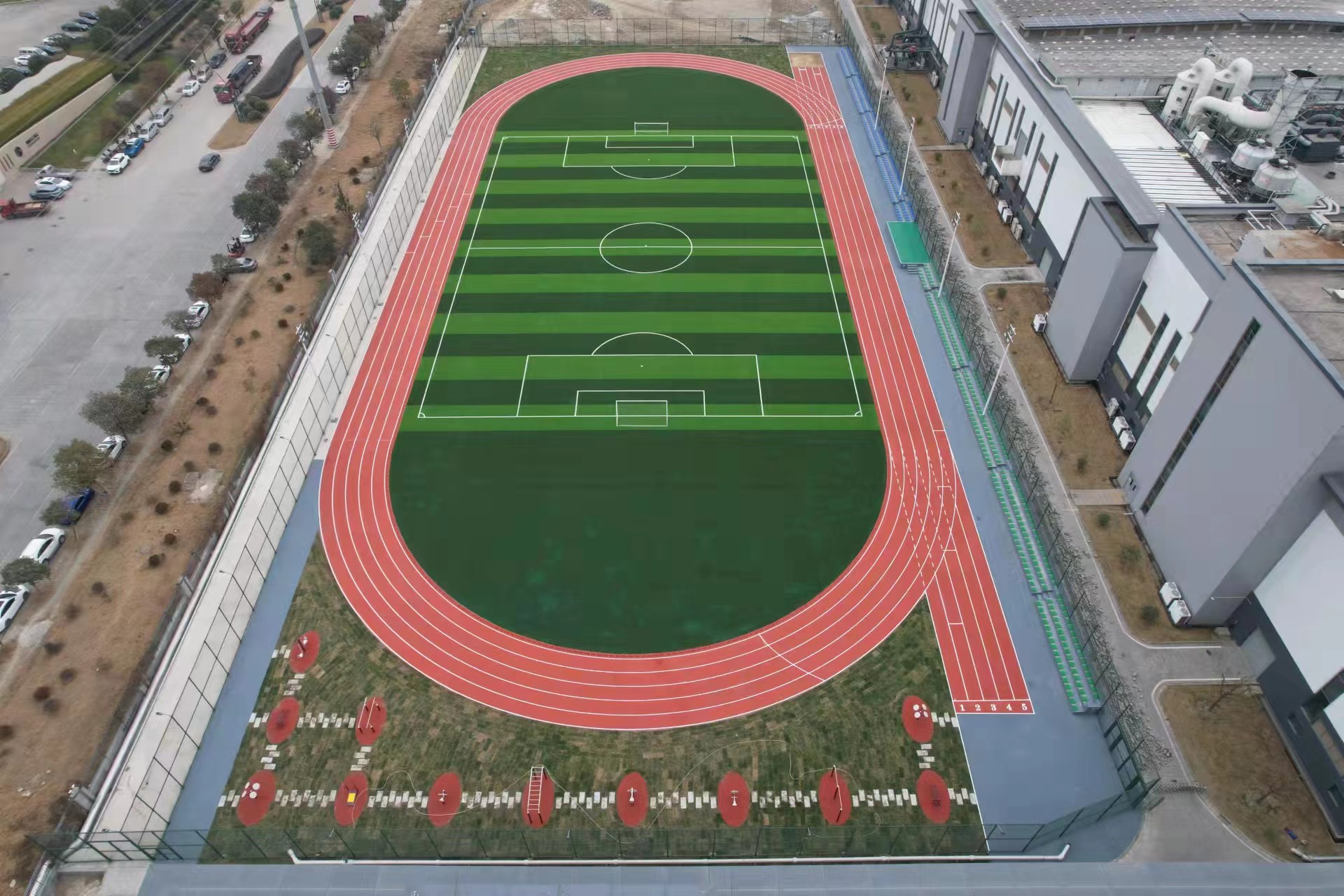 塑膠跑道廠家怎樣選擇，塑膠跑道廠家前期施工，溢邦體育給您解答