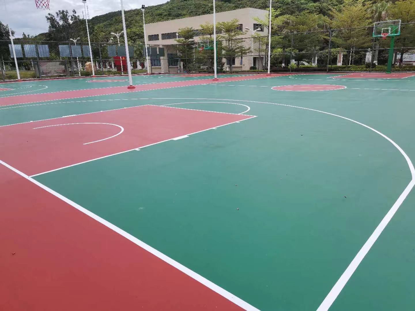 硅pu籃球場(chǎng)造價(jià)與選擇，2023溢邦體育廠家報(bào)價(jià)