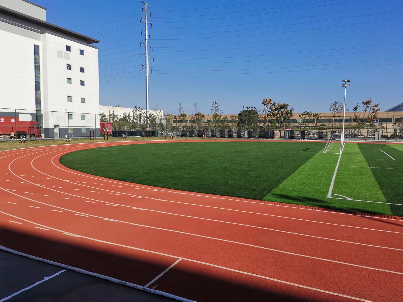 塑膠跑道生產(chǎn)廠家有哪些類型的塑膠跑道