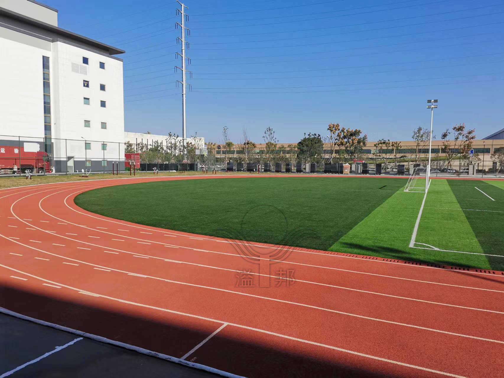 自結(jié)紋塑膠跑道