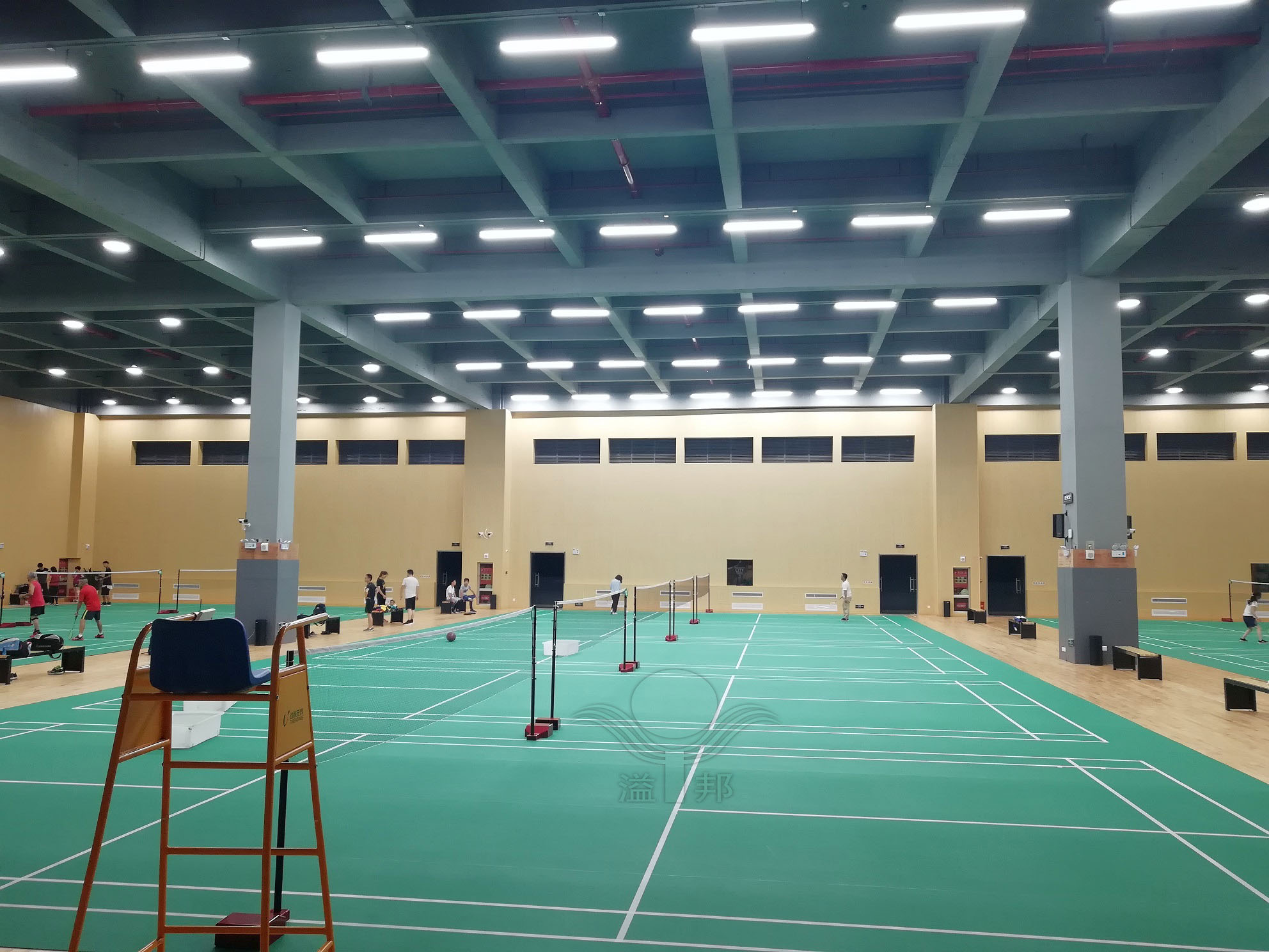 室內(nèi)羽毛球場地造價