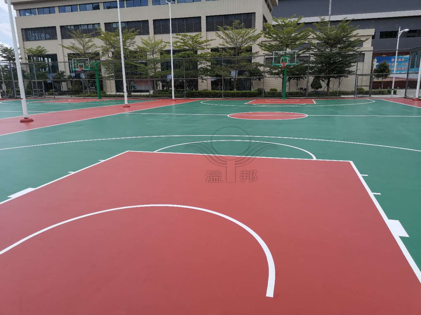 學(xué)校籃球場